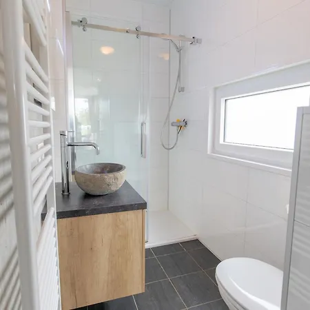 By And Harbor With Terrace 웰